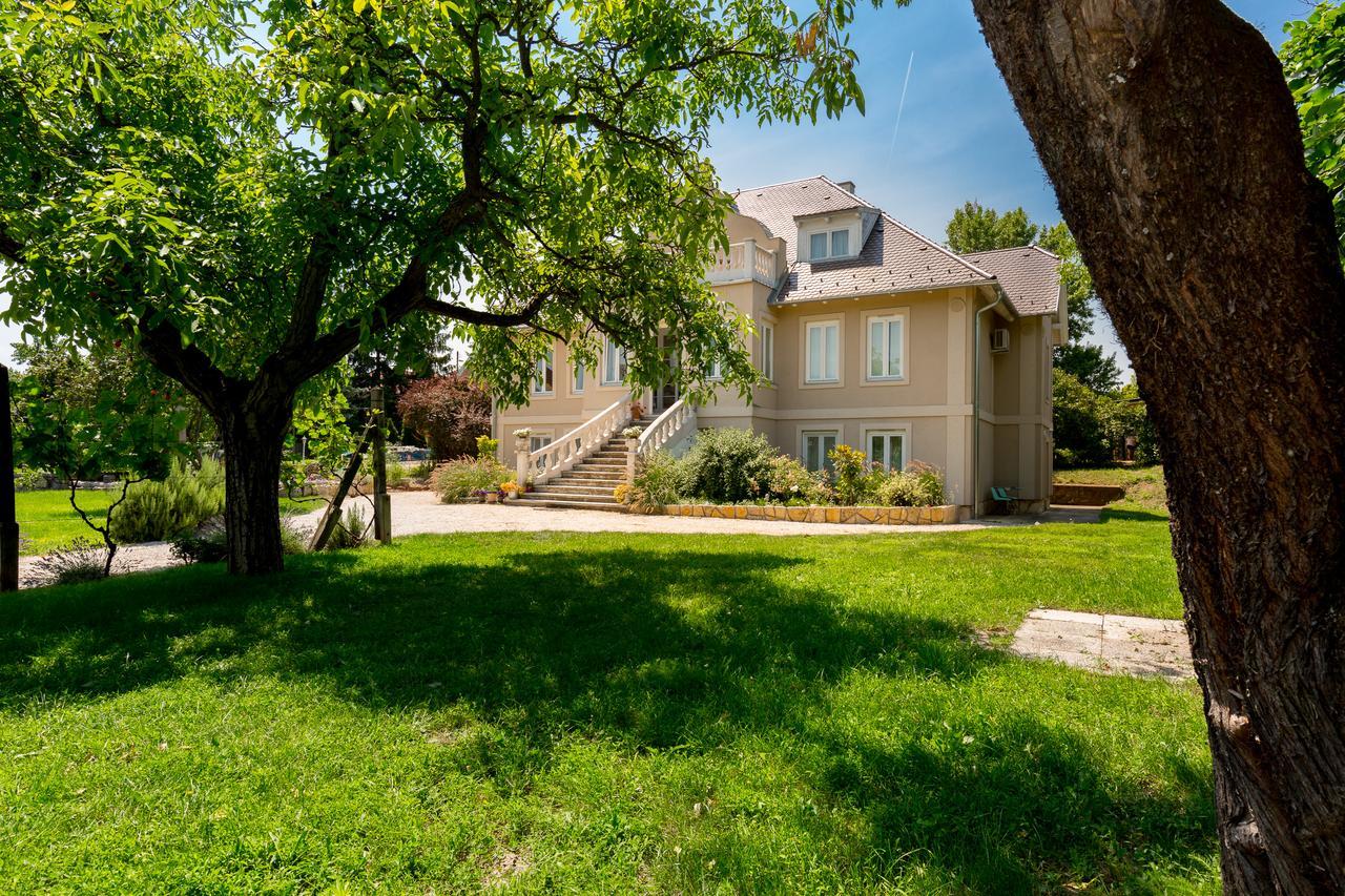 Manor Apartments, Csopak